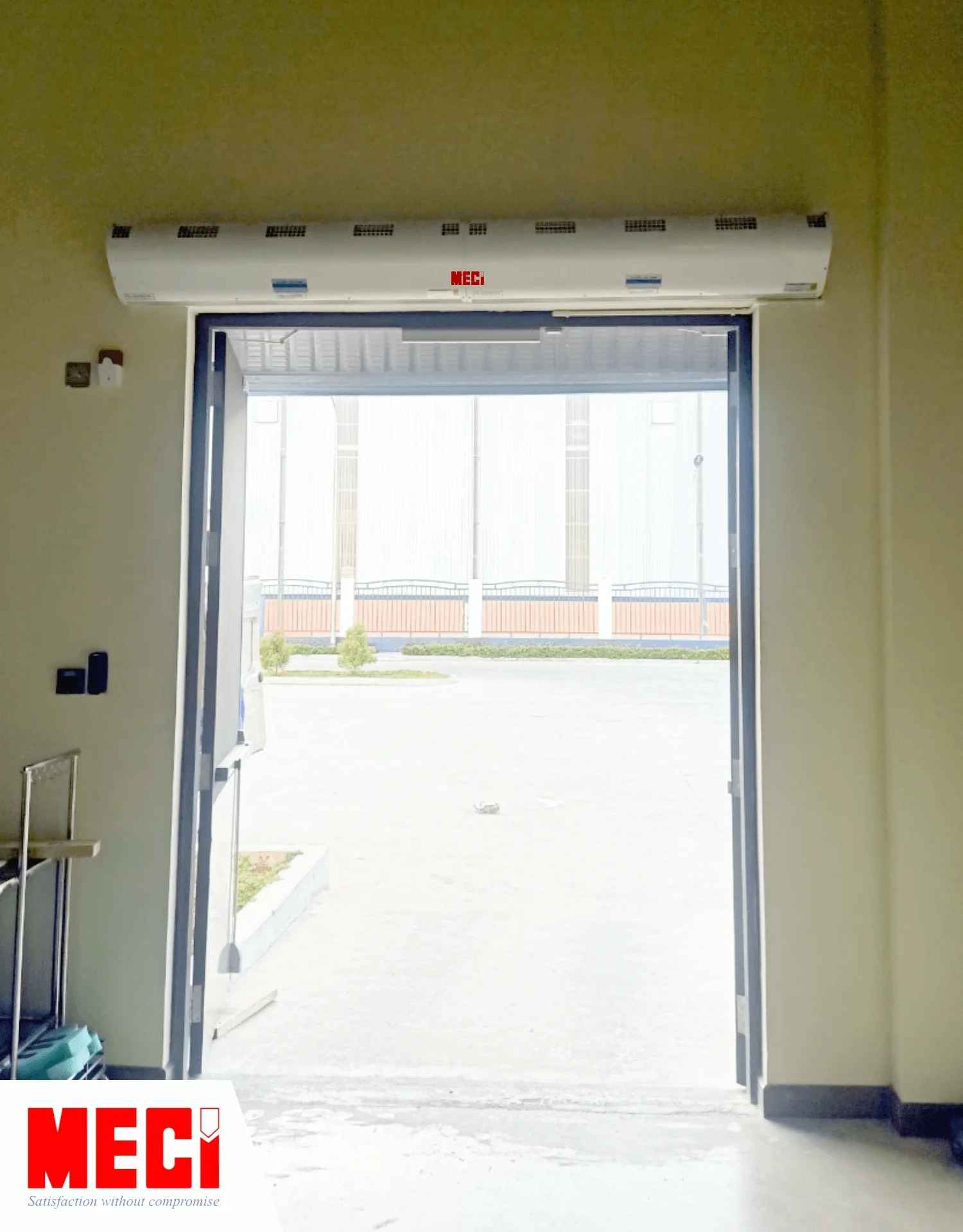 Quạt cắt gió lắp trên cánh cửa tại khu vực sản xuất