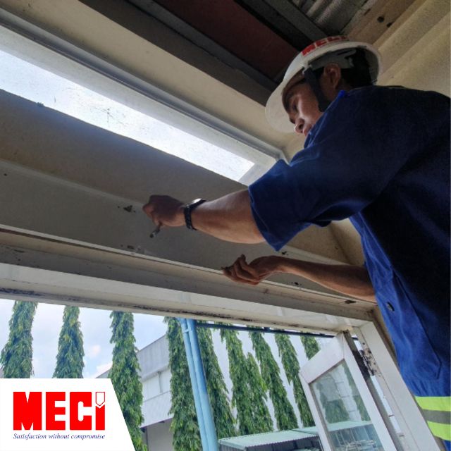 Kỹ thuật MECI đang lấy đinh máng trong quy trình lắp đặt quạt cắt gió.