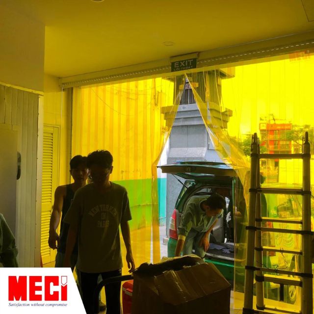 Rèm nhựa PVC màu chắn ngang khu vực ra di chuyển hàng hóa.