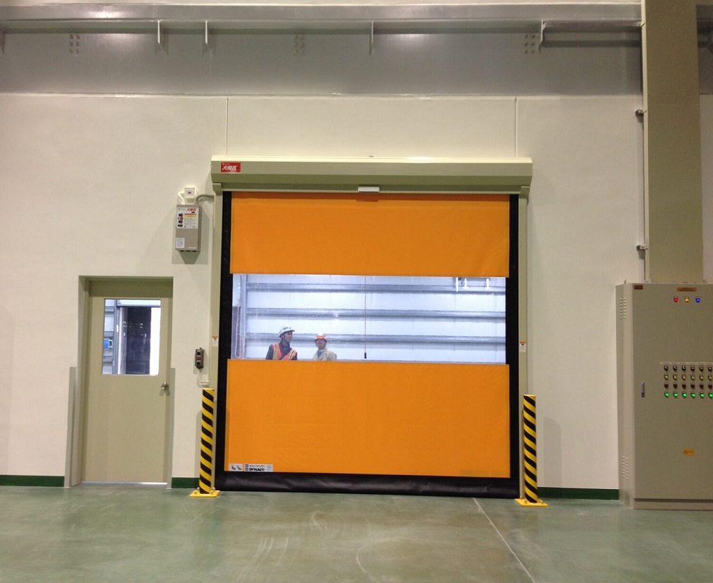cửa cuốn nhanh Bunka màu cam bên trong nhà máy