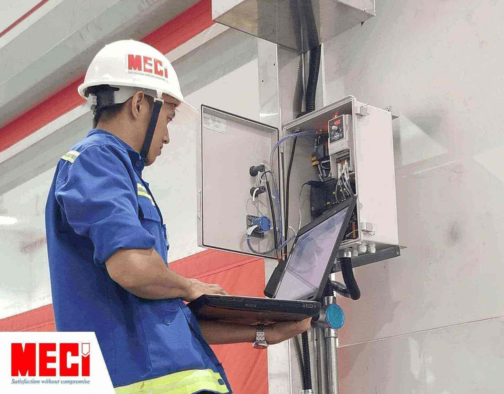 Nhân viên ký thuật lập trình trước tủ điều khiển