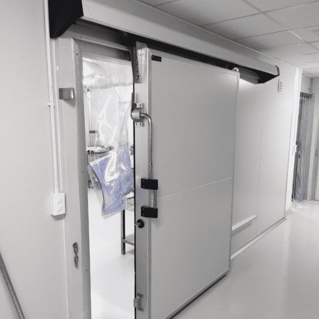 Cửa trượt kho lạnh làm bằng nhôm hợp kim, màu trắng ngà