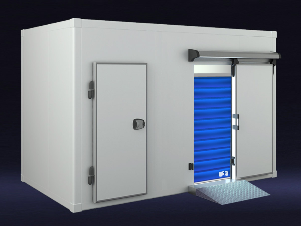 Kho lạnh với hai loại cửa kho lạnh, gồm cửa trượt kho lạnh, cửa bản lề kho lạnh và cửa cuốn kho lạnh MECI màu xanh dương.