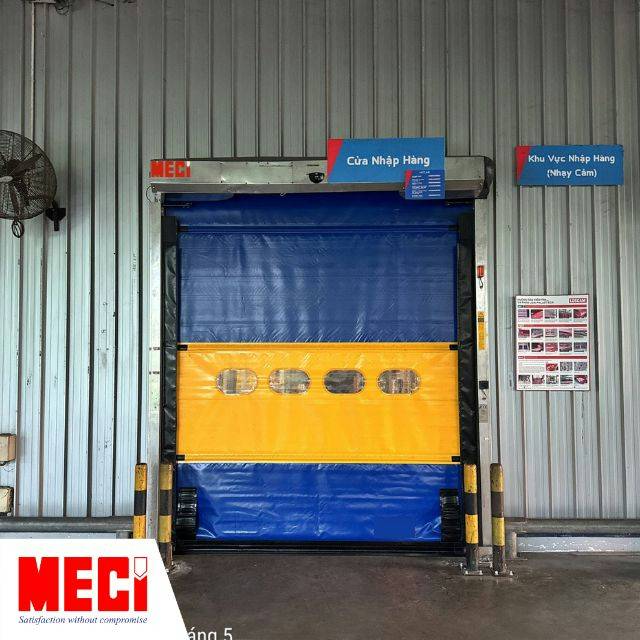 ảnh chính diện 1 cửa cuốn nhanh PVC tại cửa nhập hàng
