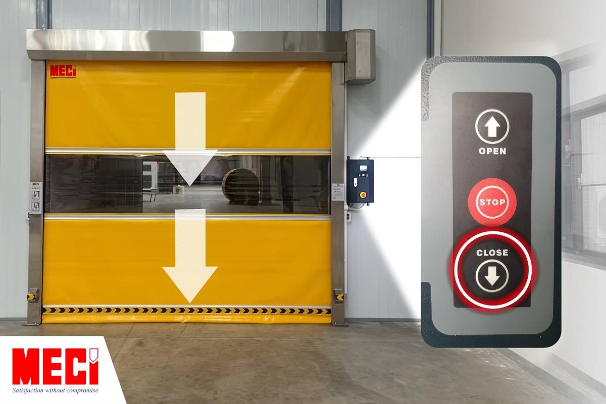 Cửa cuốn nhanh đang đóng và hộp điều khiển bên phải, có vòng tròn đỏ khoanh tròn nút CLOSE