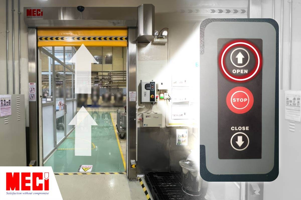 Cửa cuốn nhanh đang mở và hộp điều khiển bên phải, có vòng tròn đỏ khoanh tròn nút OPEN