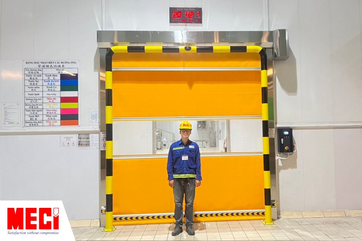 Cửa cuốn tốc độ cao đang đóng và có nhân viên MECI đang đứng trước cửa