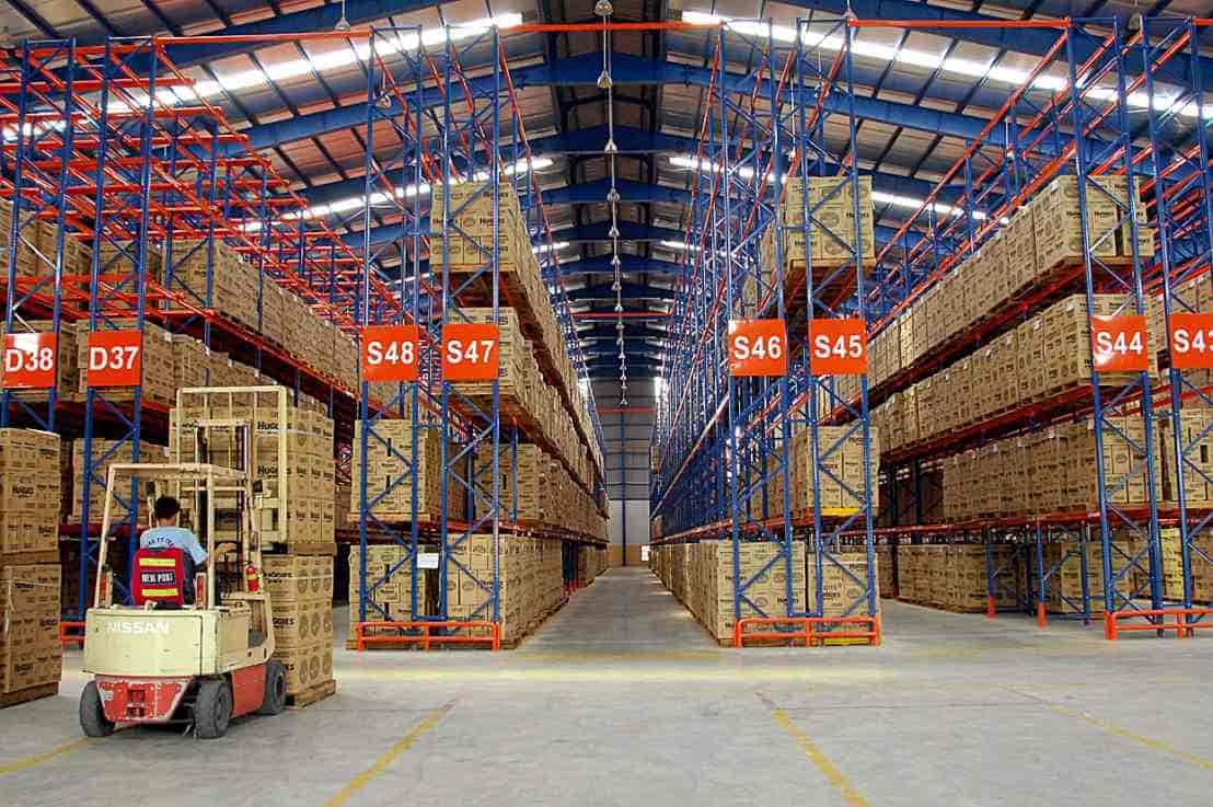 nhà kho với các kệ hàng cao ngút, chạy dọc song song