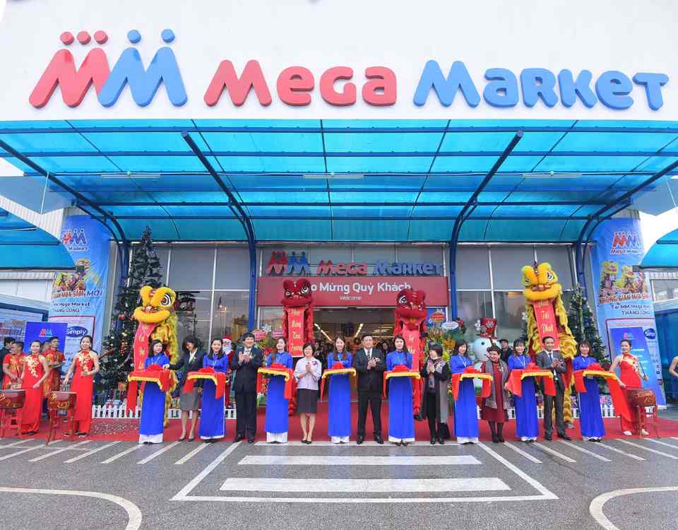 lễ khánh thành phía trước cổng siêu thị mega market