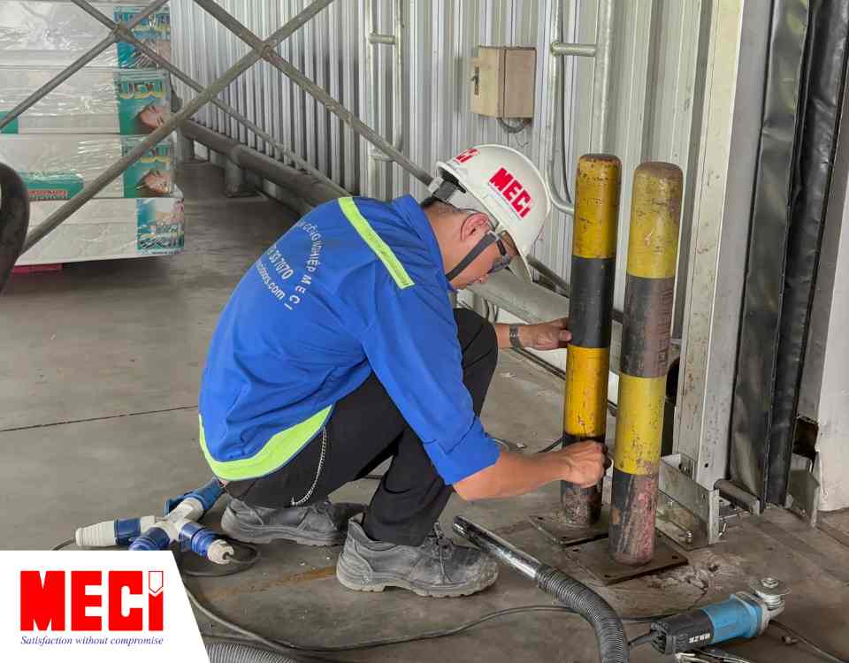 kỹ thuật đang tháo dỡ trụ chống va chạm trước cửa cuốn nhanh