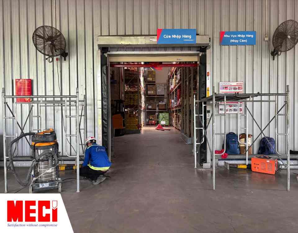 cửa cuốn nhanh tại Mega Market đã bị tháo dỡ phần thân cửa