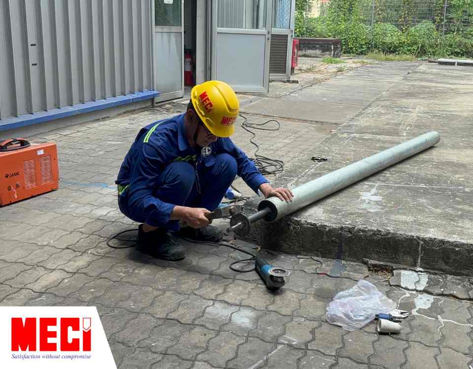 một kỹ thuật đang sửa các bộ phận bên trong lô cuốn cửa cuốn nhanh