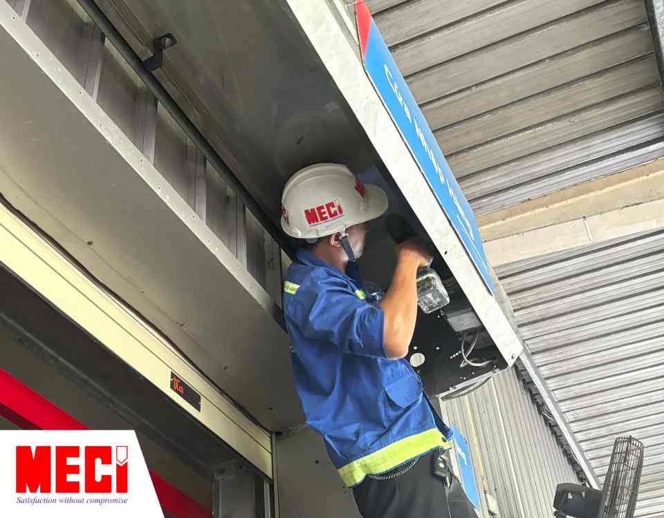 kỹ thuật đang sửa motor bên trong hộp cuốn cửa cuốn nhanh