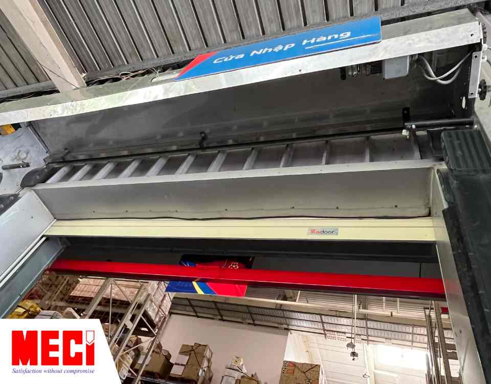 bên trong hộp cuốn cửa cuốn nhanh rỗng, không có lô cuốn và thân nhựa PVC