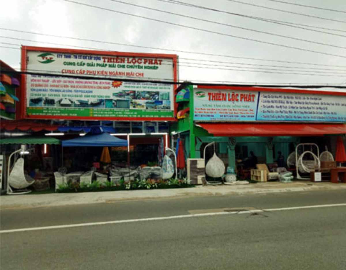 ảnh chụp hai cửa hàng rèm cạnh nhau, sát mặt tiền đường