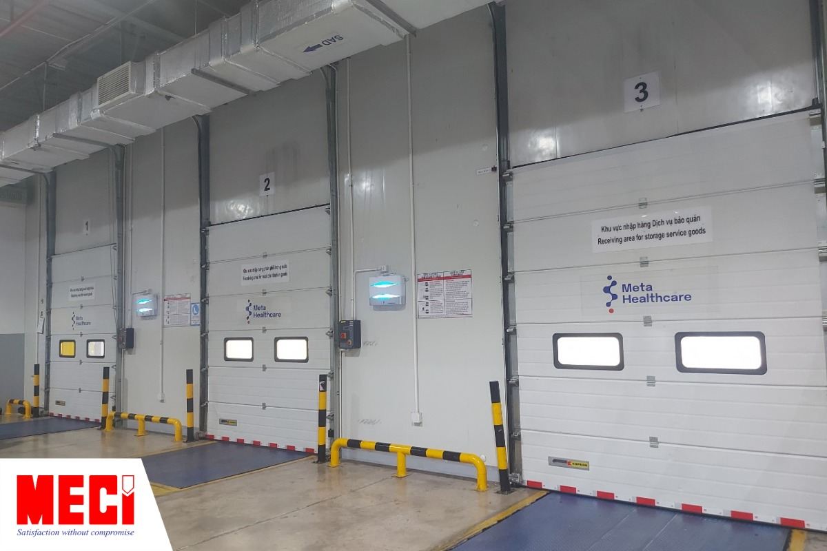 3 cửa trượt trần đang đóng