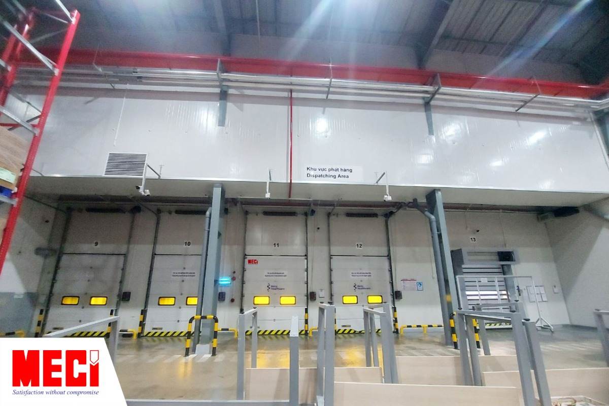 nhiều cửa trượt trần đang đóng tại các vị trí cửa của nhà máy tại Bình Dương