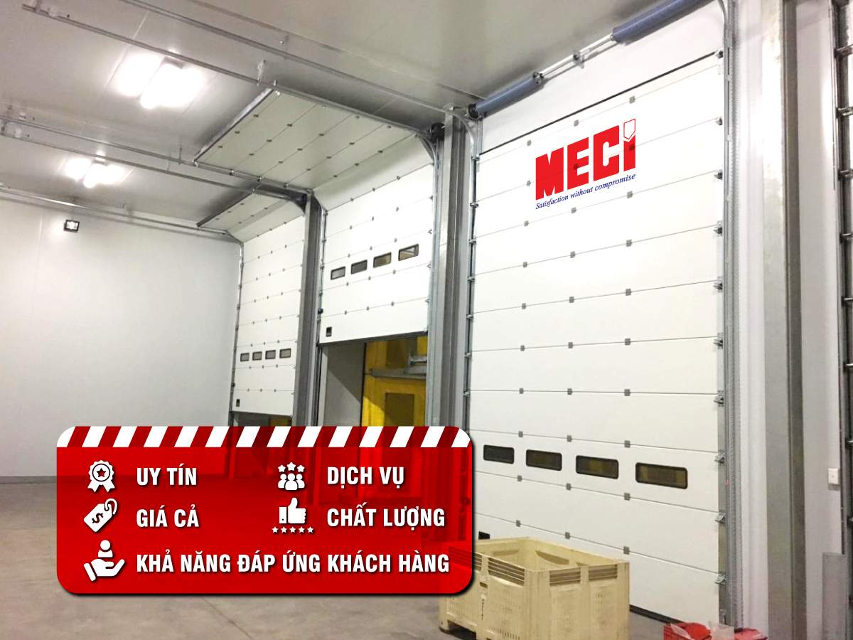 Có 3 cửa trượt trần tại Bình Dương, trong đó có 2 cửa đang mở, kế bên có khung chữa màu đỏ và các chữ uy tín, dịch vụ, giá cả, chất lượng, khả năng đáp ứng khách hàng