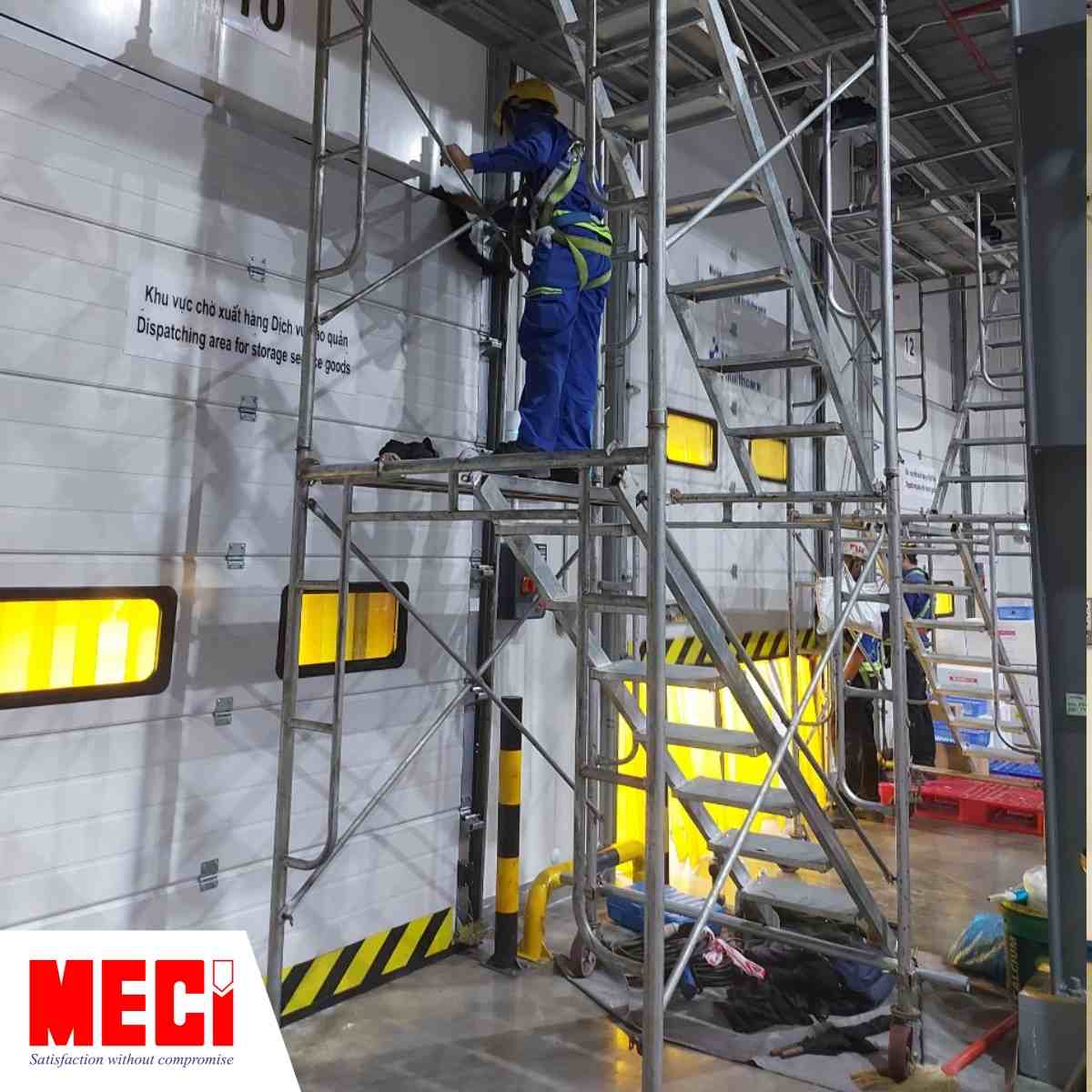 kỹ thuật ở trên giàn giáo, bảo dưỡng phía trên của cửa trượt trần