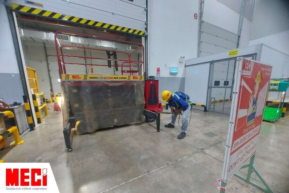 Đội ngũ thi công MECI Sài Gòn đang lắp đặt cửa trượt trần màu trắng