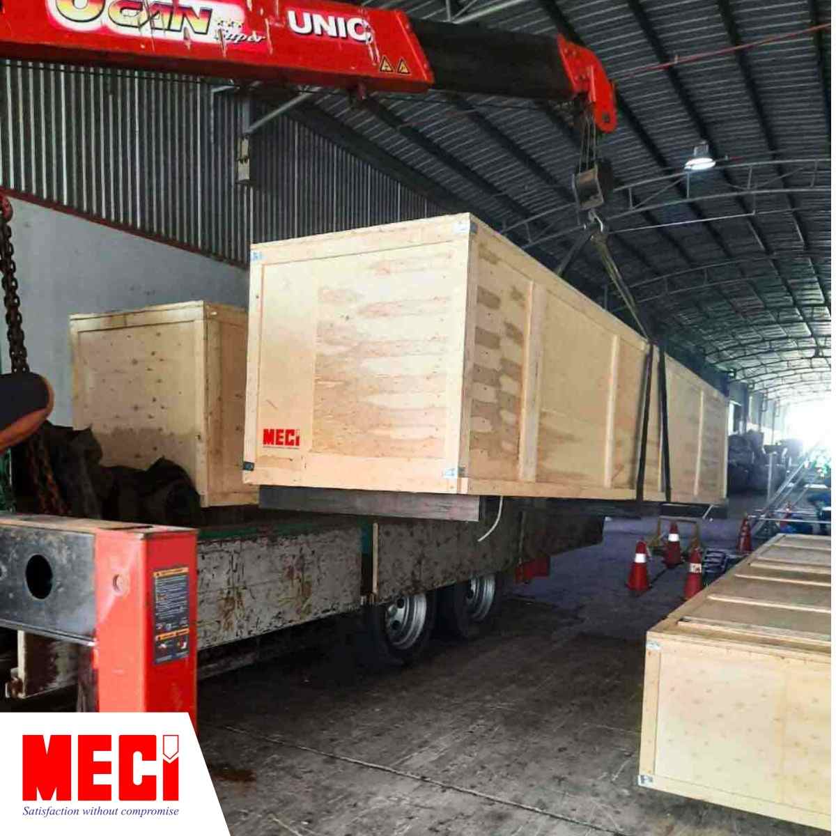 Cần cẩu di chuyển thùng gỗ chứa cuốn nhanh nan nhôm xuống xe