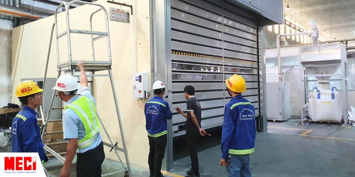 Kỹ thuật MECI đang chạy thử cửa cuốn nhanh nan nhôm cùng với nhân viên Thuận Lợi