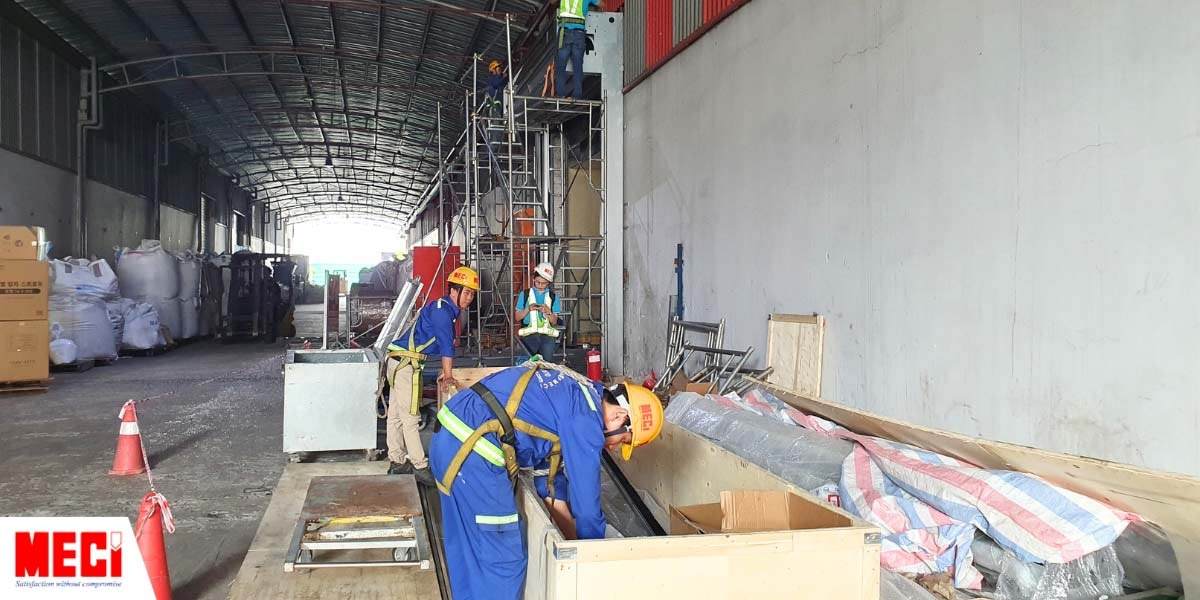 Kỹ thuật MECI đang kiểm tra cửa cuốn nhanh nan nhôm trong thùng gỗ