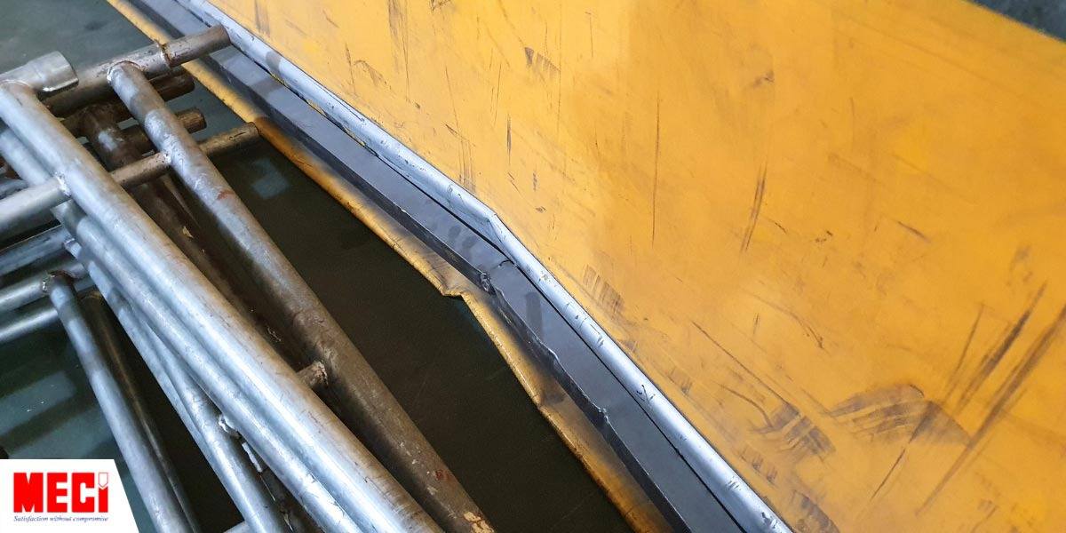 Cân cảnh thanh chắn của cửa cuốn nhanh bị gãy