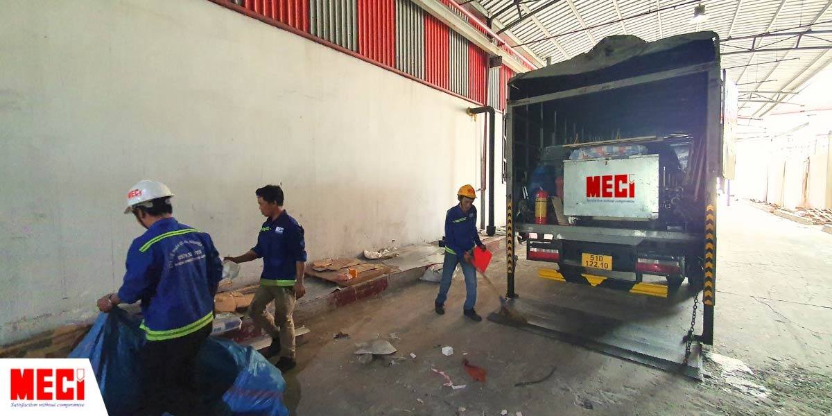 Kỹ thuật MECI dọn rác sau bỏ vào bao xanh