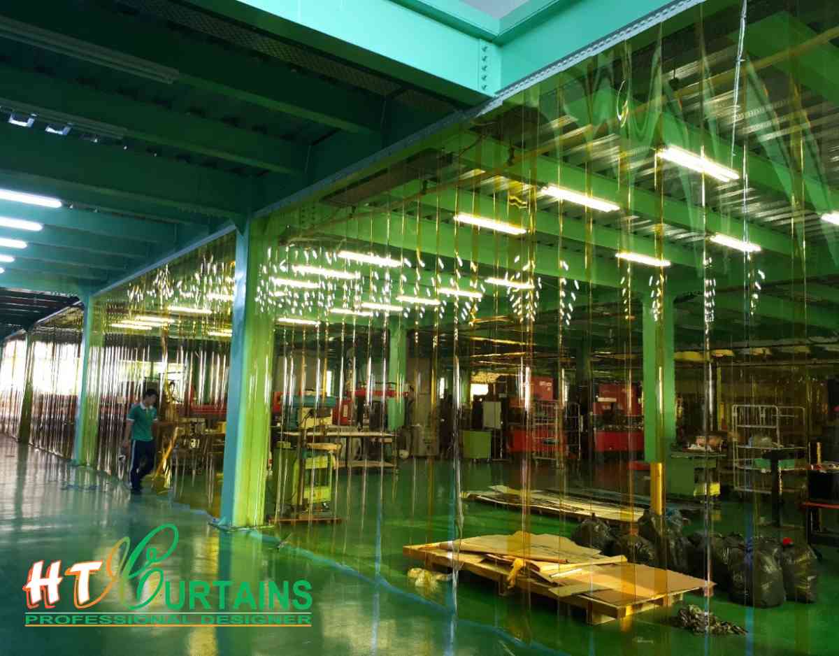 nhà xưởng có lắp rèm nhựa PVC vàng ngăn cách khu vực làm việc với không gian xung quanh