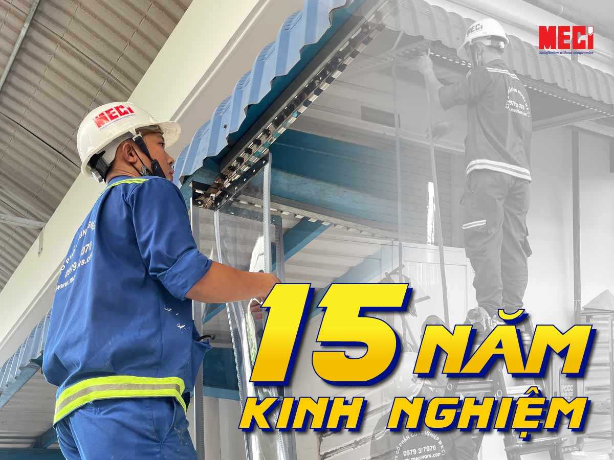một kỹ thuật đàn lắp rèm nam châm + text " 15 năm kinh nghiệm"