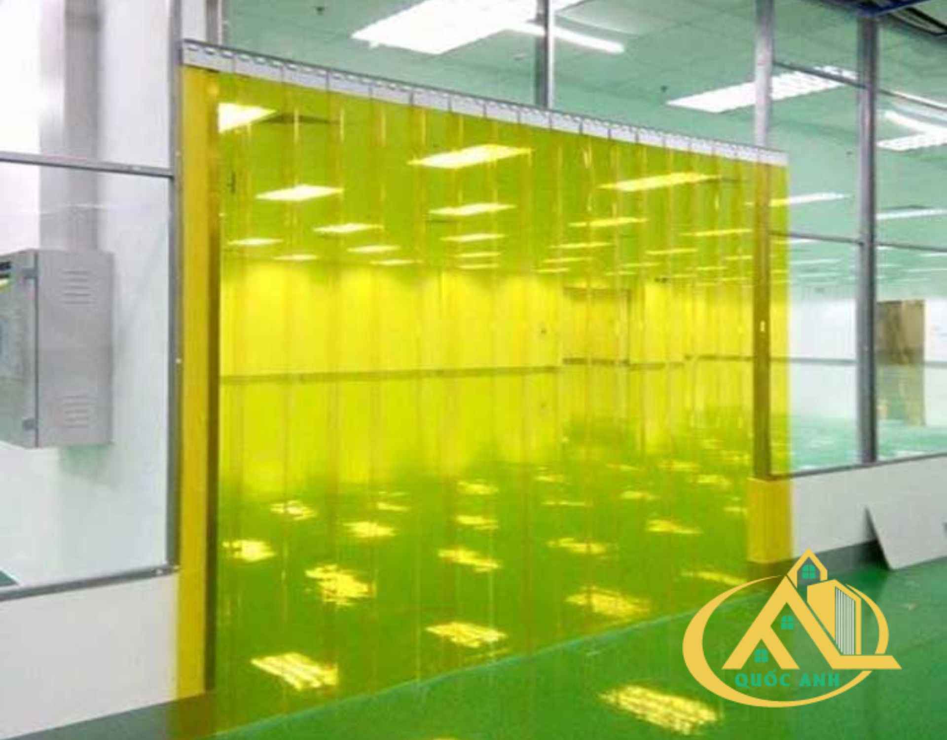 rèm nhựa pvc màu vàng tại lối vào một căn phòng trống lớn của một nhà xưởng mới