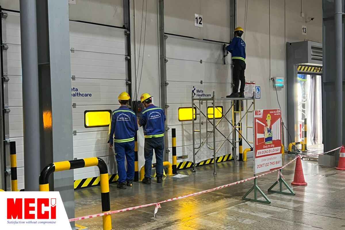 Đội ngũ MECI Sài Gòn đang thi công cửa trượt trần