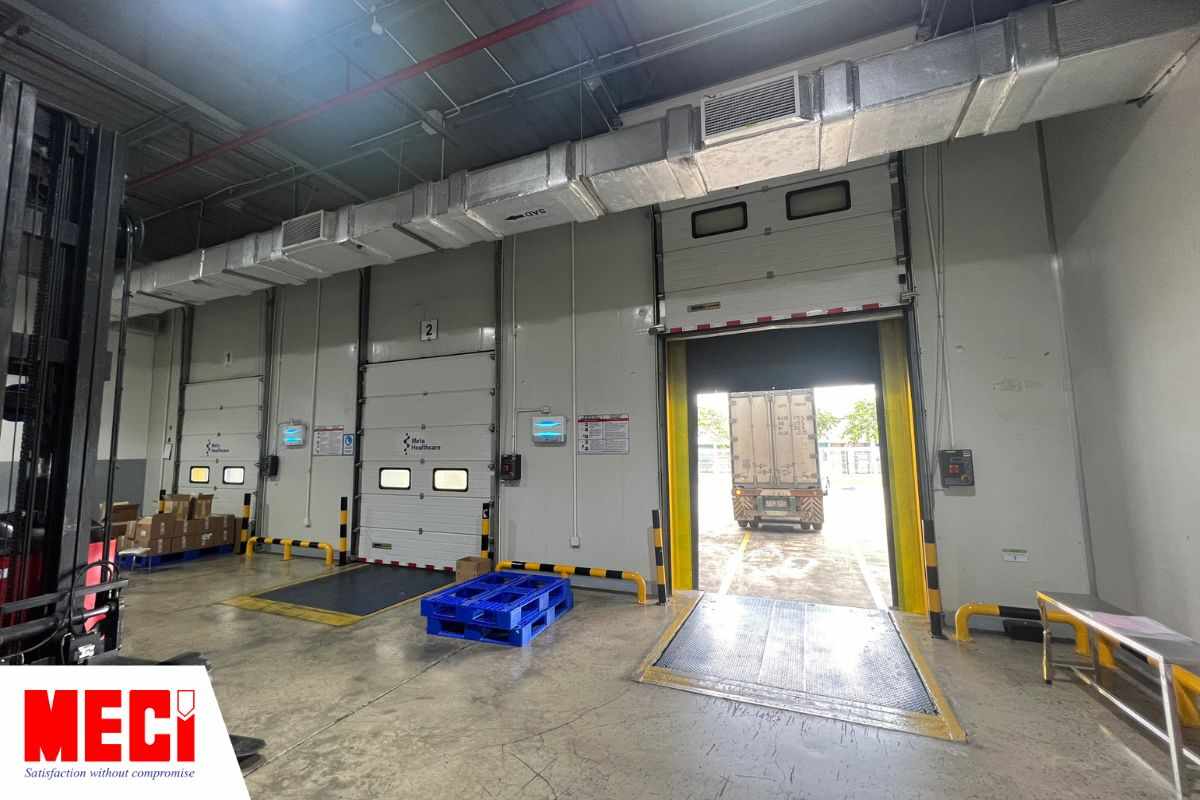 ảnh cửa trượt trần đang mở chờ hàng từ xe tải