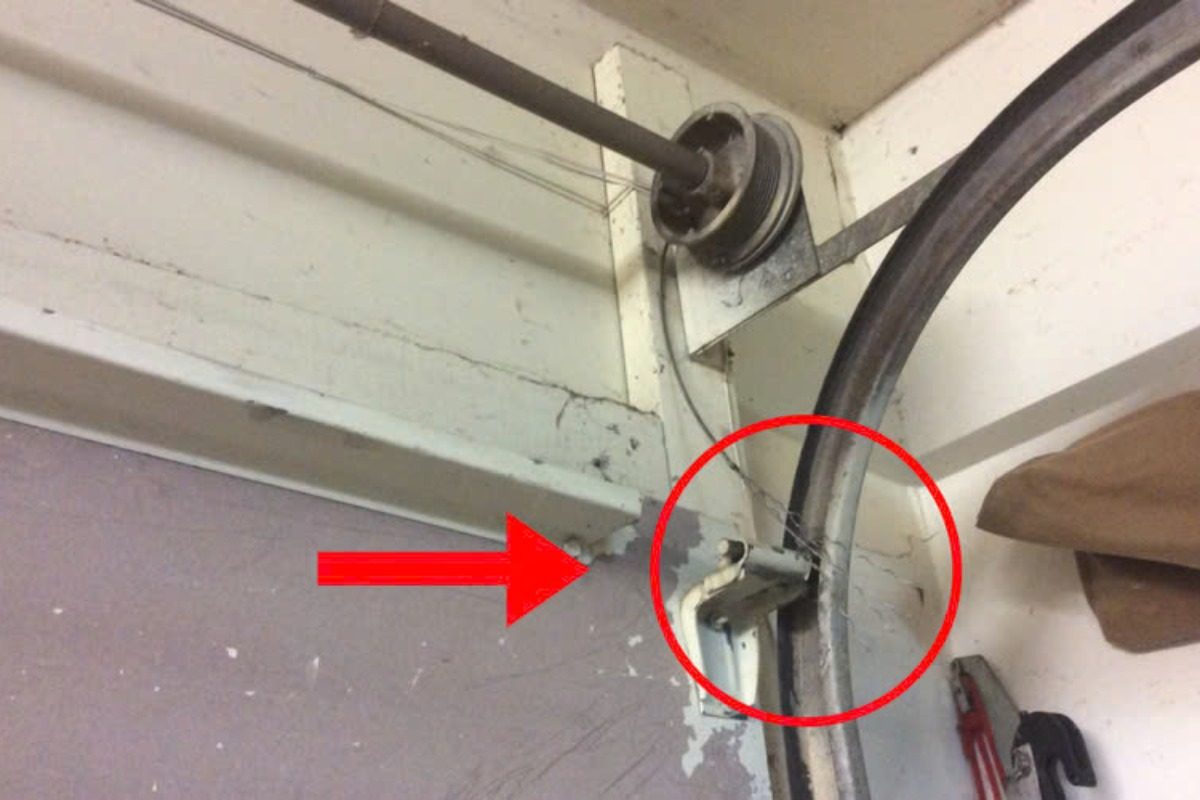 Bộ phận đóng mở của cửa trượt trần bị dứt mạch điện, có vòng tròn đỏ khoang vùng mạch điện bị đứt và có mũi tên chỉ vào