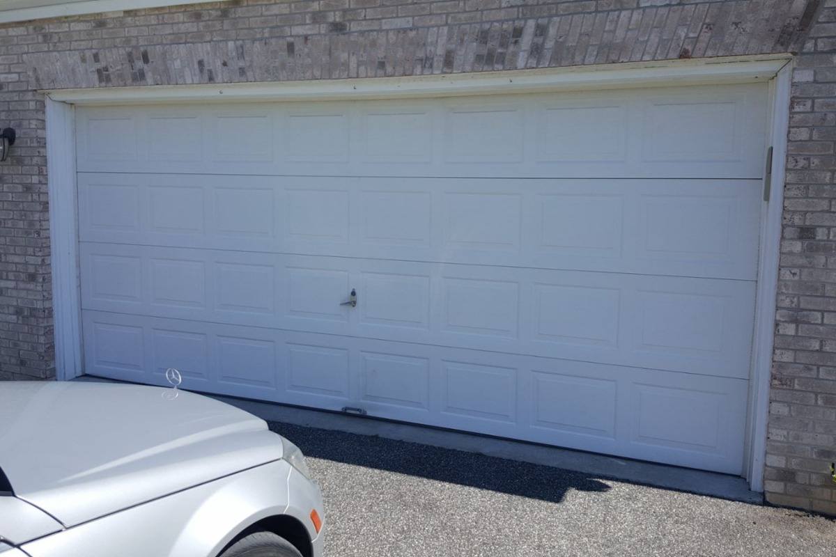 Xe hơi dừng trước cửa trượt trần đang đóng