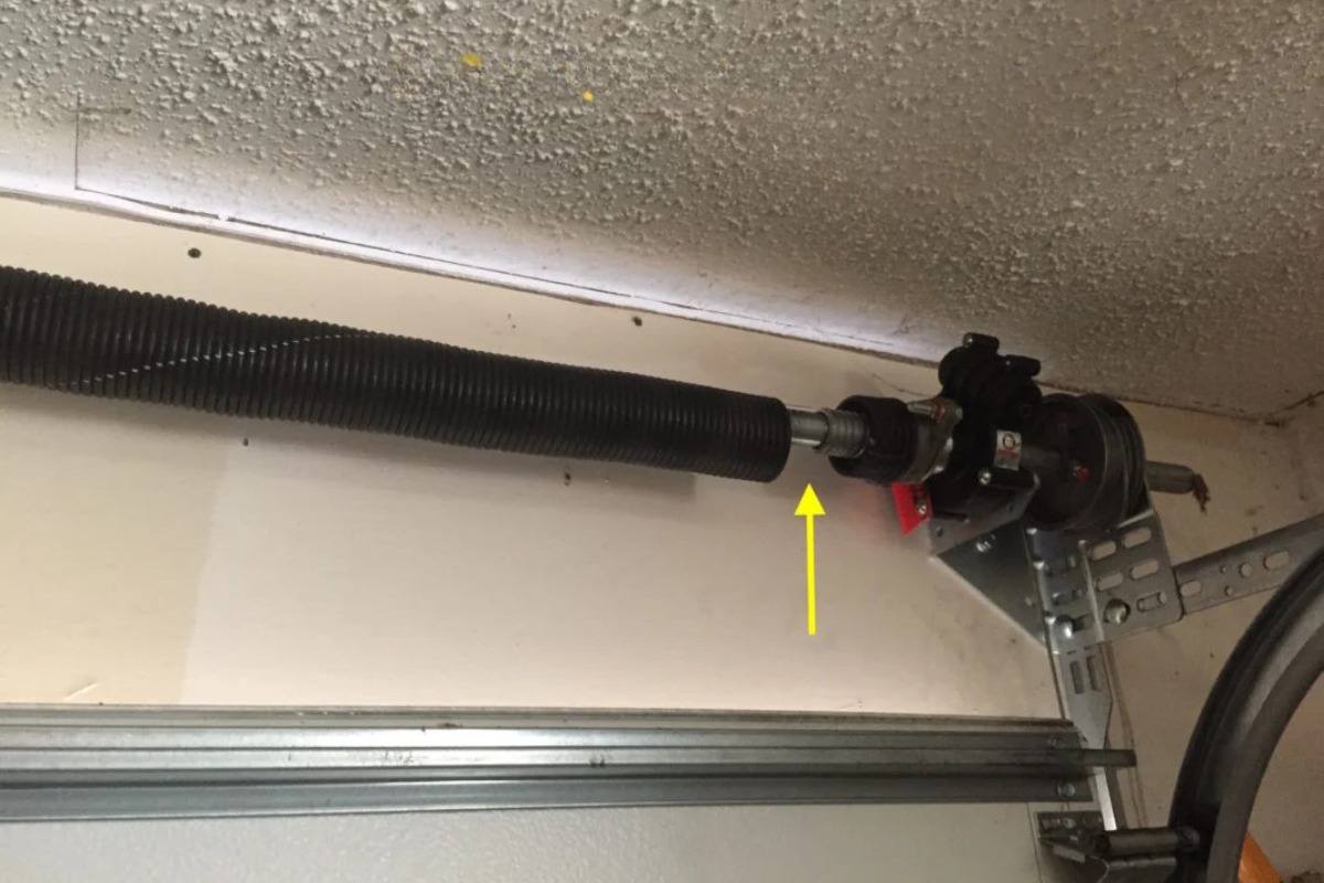 Bộ phận lò xo của cửa trượt trần bị đứt, phía dưới có mũi tên và dòng chữ lò xo bị đứt