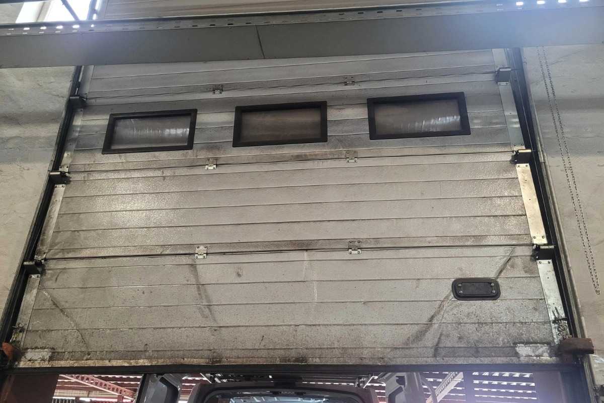 cửa trượt trần bám đầy bụi bẩn