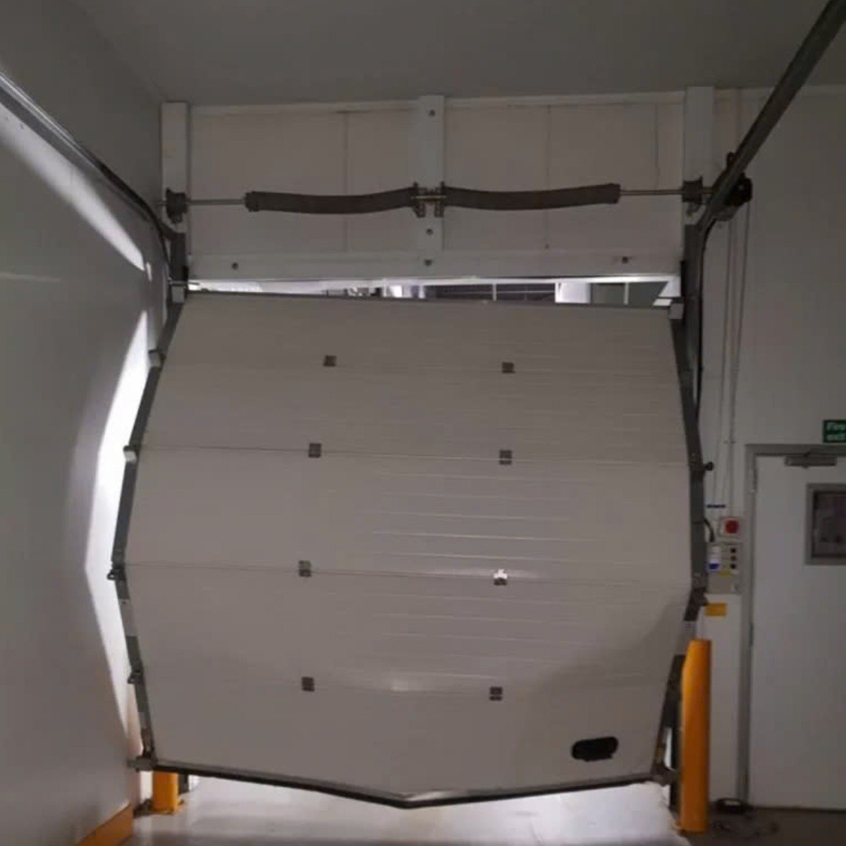 Cửa trượt trần hư hỏng