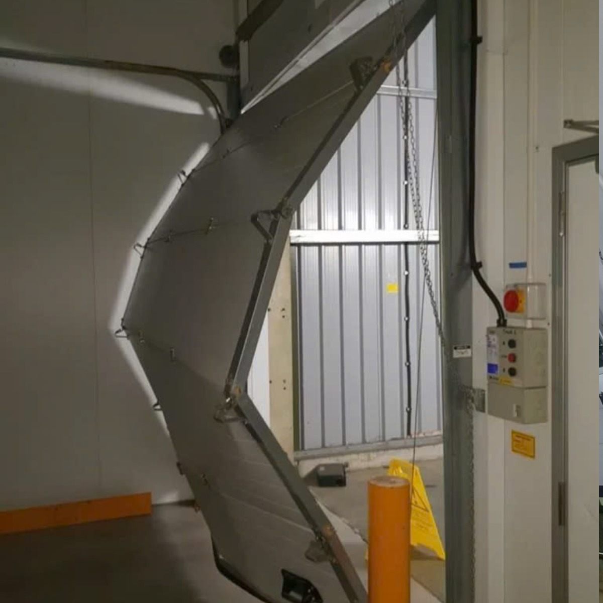 Cửa trượt trần hư hỏng