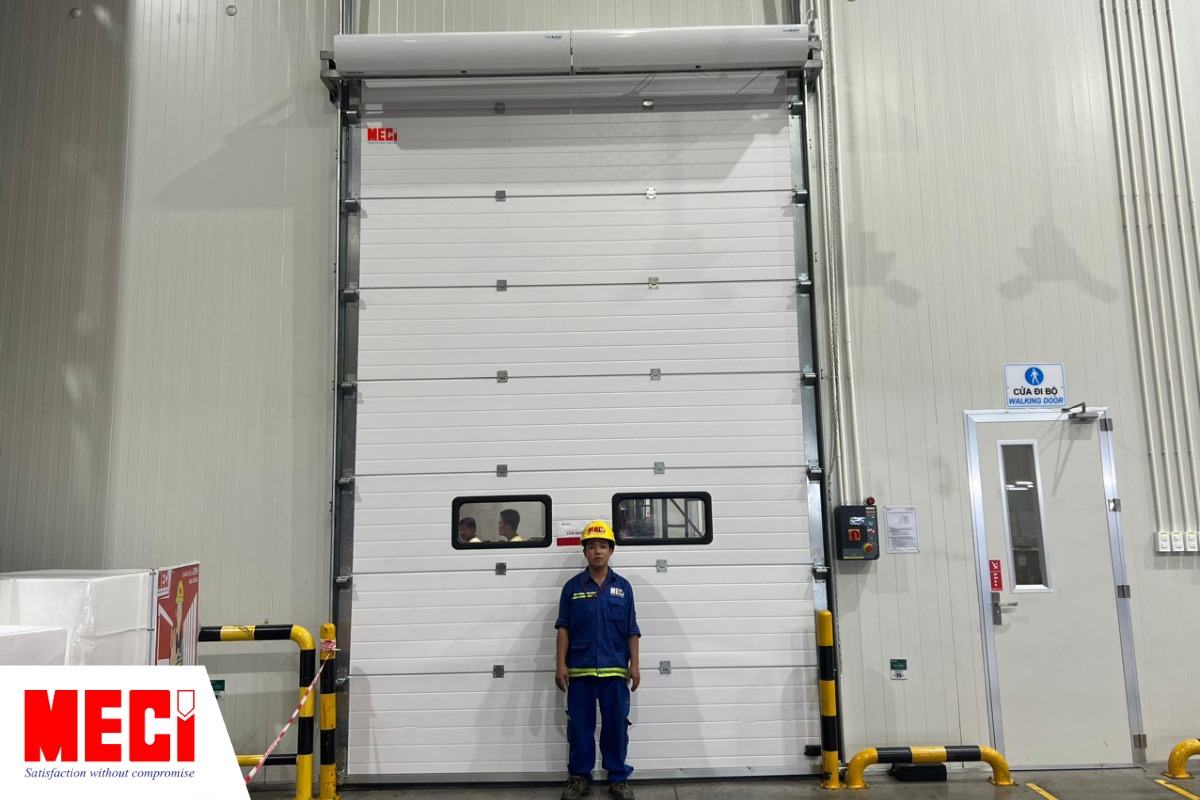 Cửa trượt trần đang đóng, có một kỹ thuật của MECI Sài Gòn đứng trước cửa