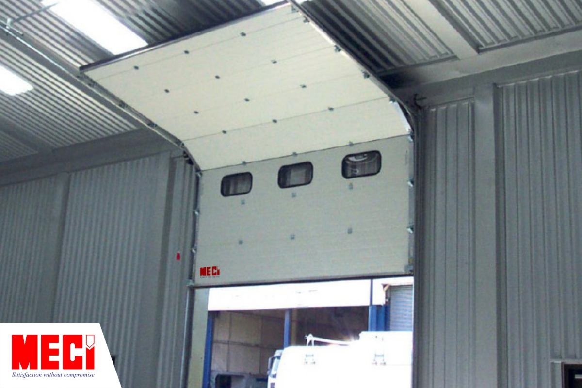 Một cửa trượt trần đang mở lên có logo MECI Sài Gòn trên thân cửa