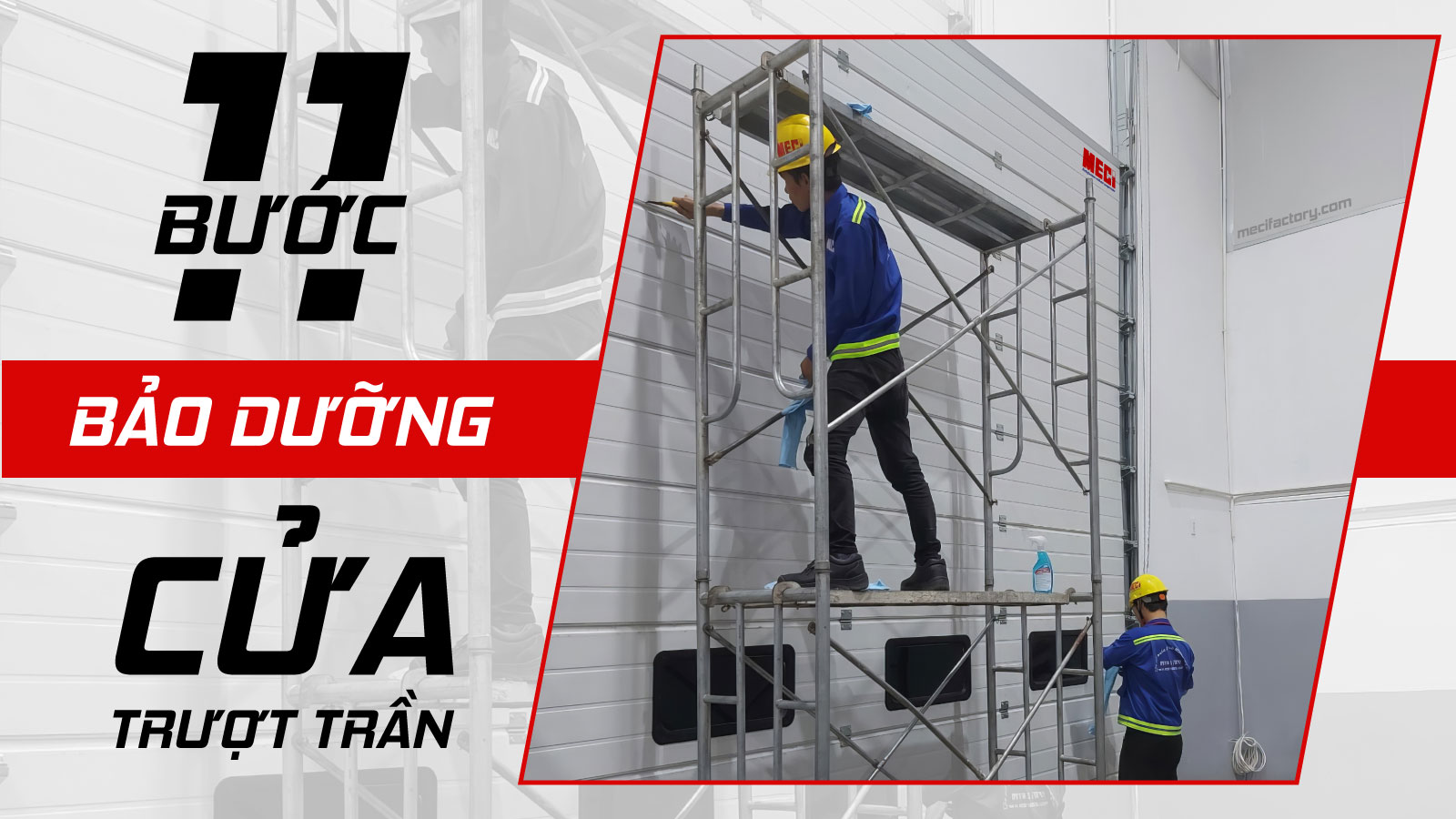 hình ảnh một kỹ thuật trên giàn giáo đang bảo dưỡng cửa trượt trần, một người khác đang kiểm tra tủ điều khiển