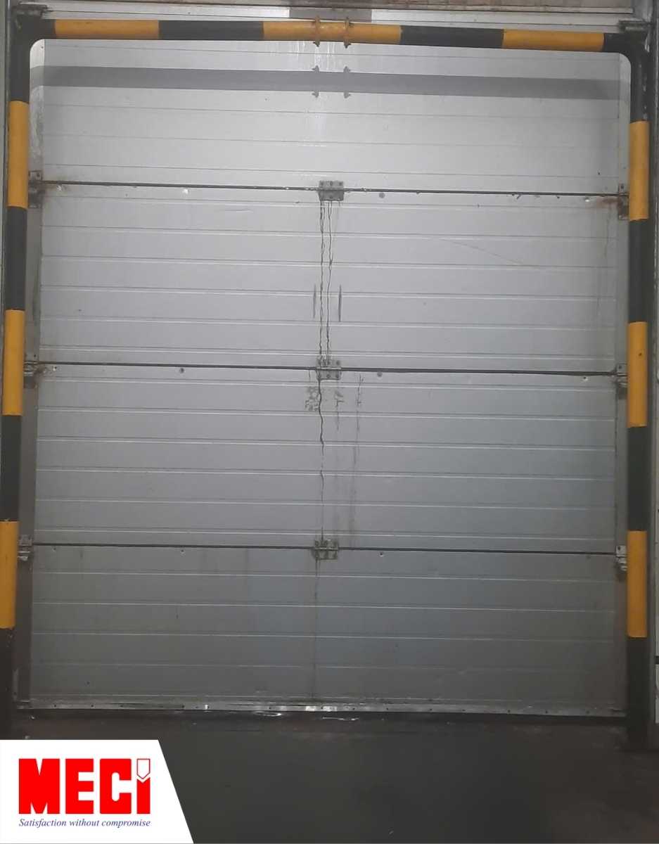 cận cảnh ứng dụng cửa cuốn trượt trần tại kho lạnh