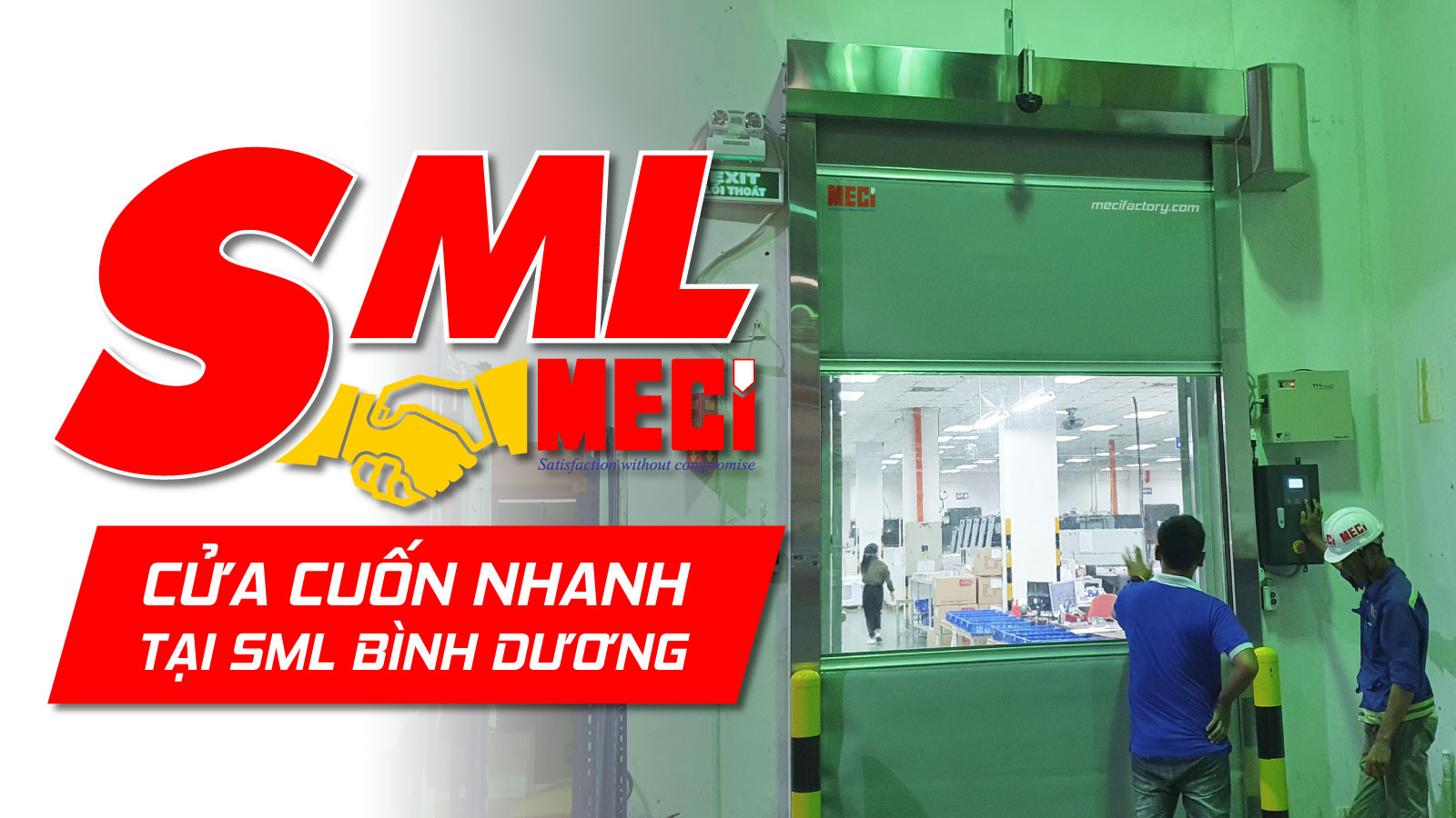 bên trái là hai người đang nhìn chiếc cửa cuốn nhanh màu xám , bên phải là text "Cửa cuốn nhanh tại SML Bình Dương" cùng với logo MECI và logo công ty SML