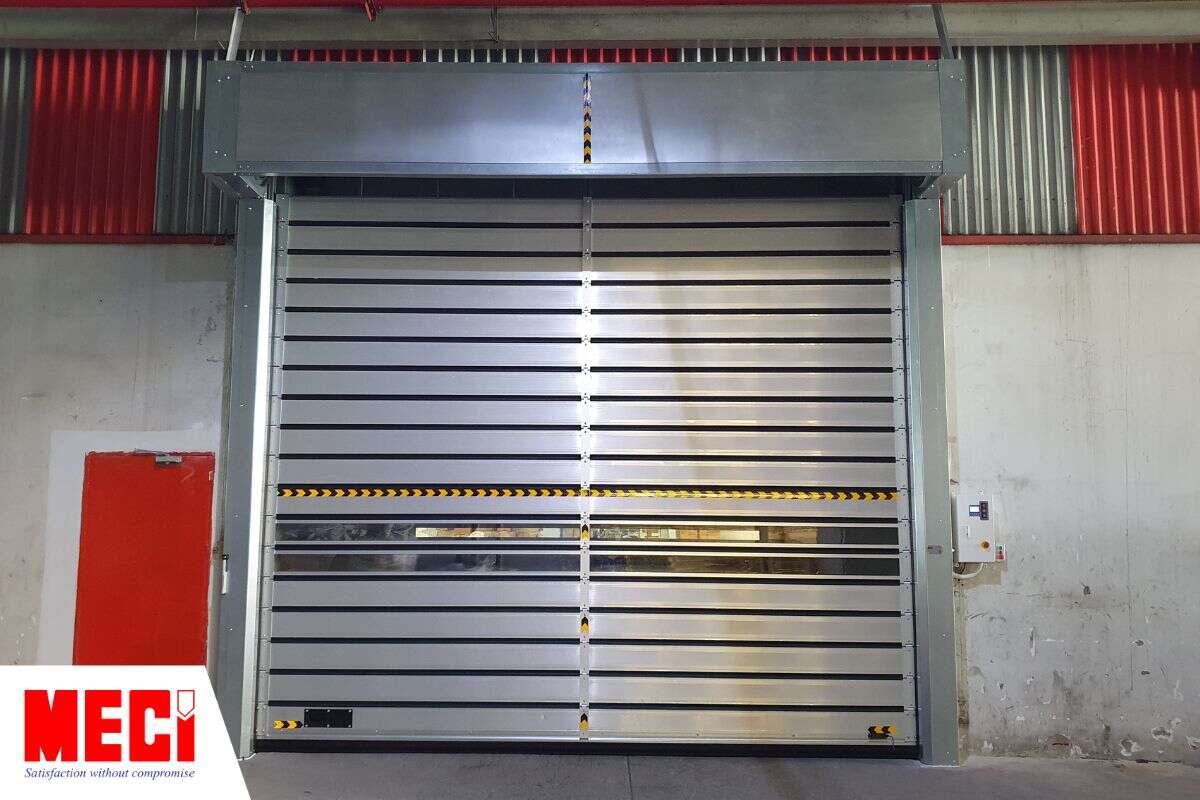Cửa cuốn nhanh nan nhôm màu bạc tại MECI Sài Gòn