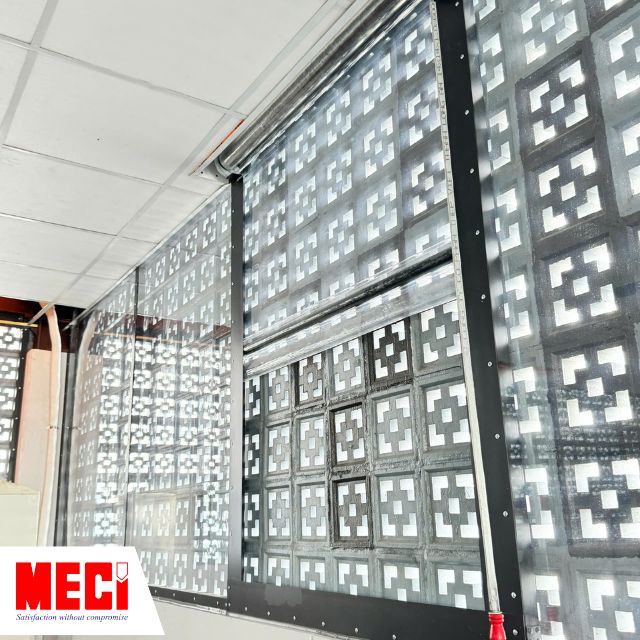 cửa cuốn nhựa trên trong khung gió tại Novas Ez Việt Nam