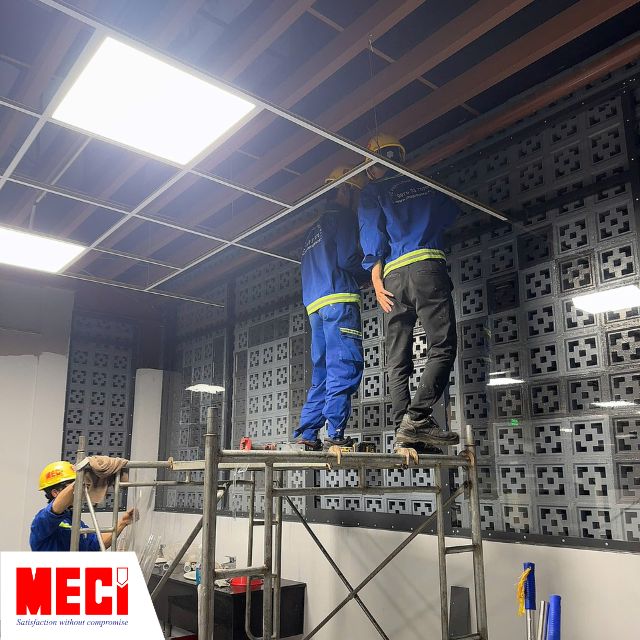 Đội ngũ thi công Meci đang lắp đặt vách ngăn nhựa PVC tại Novas Ez Việt Nam