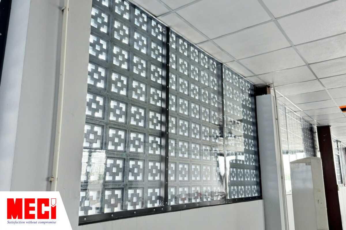 Vách ngăn nhựa PVC tại các ô gió trong canteen của Novas Ez Việt Nam