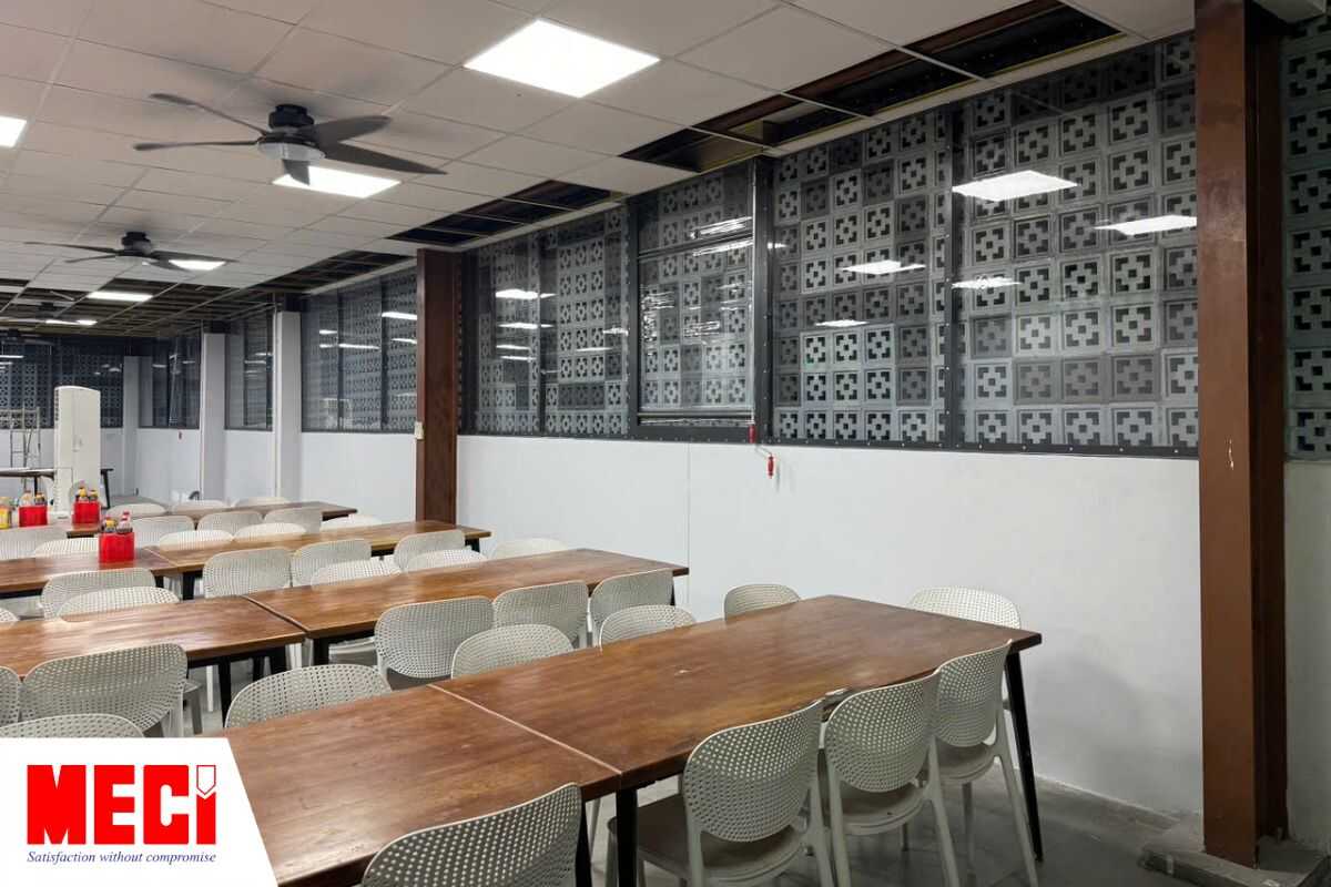 vách ngăn nhựa PVC tại canteen Novas Ez Việt Nam